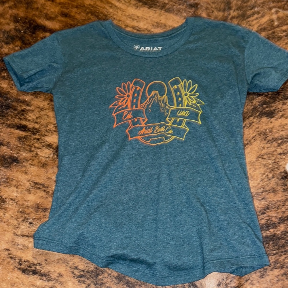 Ariat T-shirt short sleeve worn a half full of times in great condition